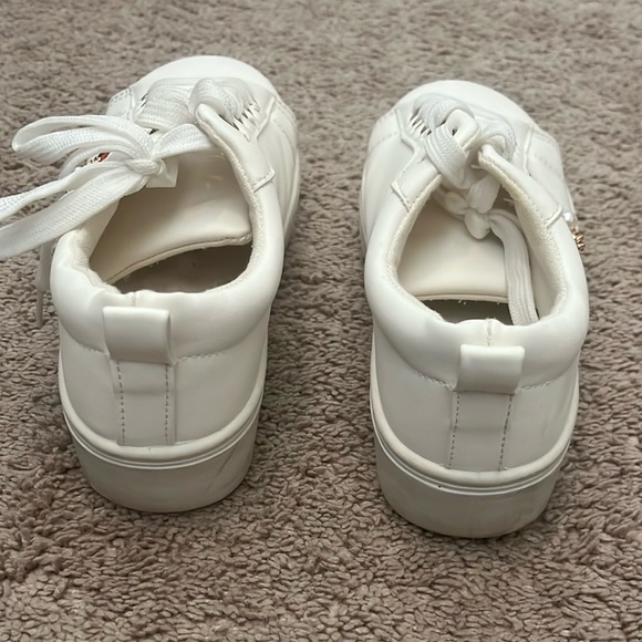 White Sneakers with Green and Red Accents - Size 8 - Picture 10 of 15